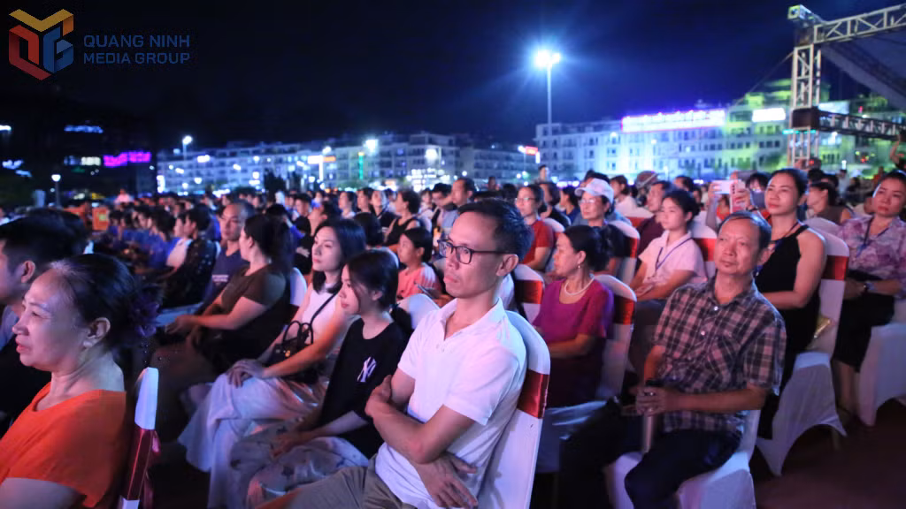 Người dân chăm chú theo dõi chương trình.
