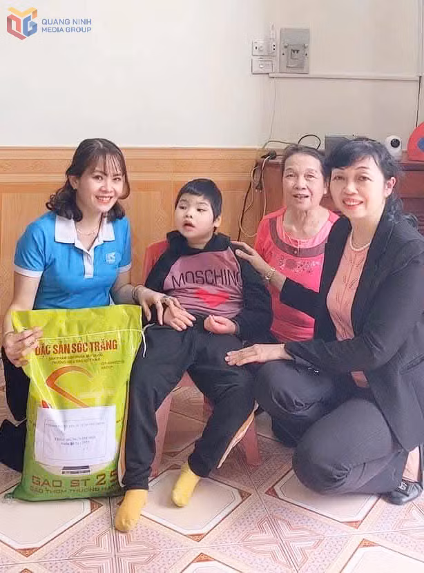 Chị Hồ Thị Minh Hoa (ngoài cùng, bên phải) cùng chị em phụ nữ khu phố 5B Quang Trung tặng quà một trường hợp khó khăn.