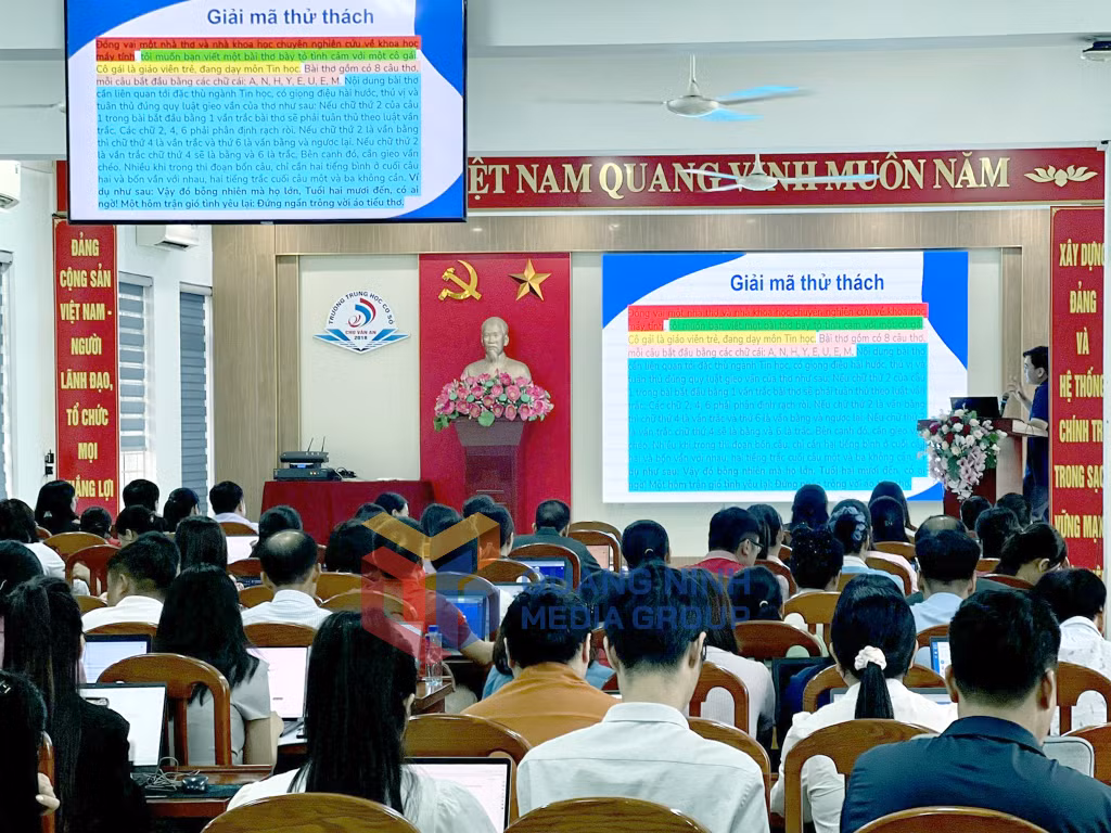 Cán bộ, giáo viên Trường THCS Chu Văn An (phường Cẩm Phả) tham gia tập huấn ứng dụng AI trong quản lý và dạy học do Sở GD&amp;ĐT tổ chức (9-2025). Ảnh: Lan Anh