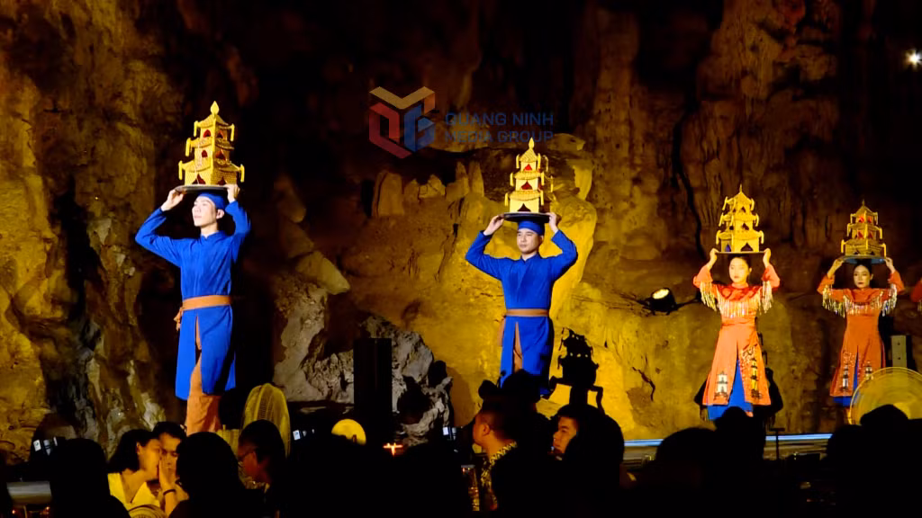 Show diễn thực cảnh "Đi tìm dấu ngọc" diễn ra trong hang động Vũng Đục là sản phẩm nghệ thuật biểu diễn chất lượng cao thúc đẩy công nghiệp văn hóa.