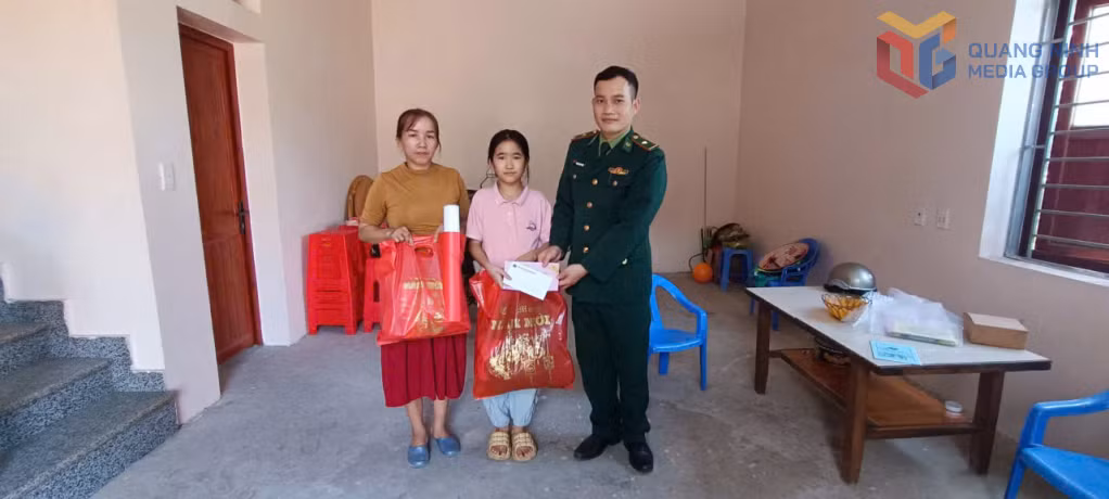 Đồn BPCK Hoành Mô tặng quà cho học sinh thuộc chương trình nâng bước em tới trường năm 2025