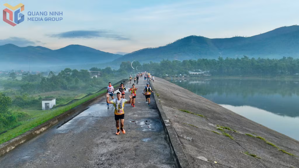 Du khách tham gia giải chạy Yên Tử Ultra Trail 2025 được trải nghiệm cảnh đẹp hồ Yên Trung khi bình minh chưa ló rạng.