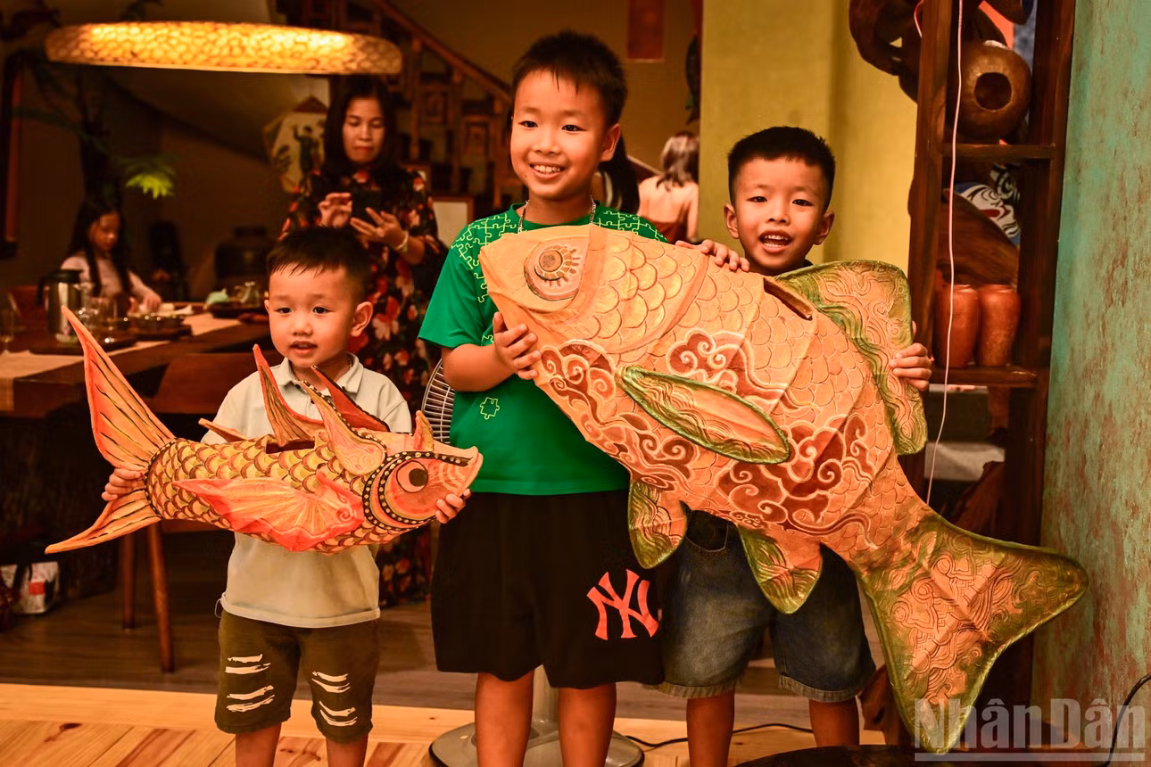 Sản phẩm đèn Trung thu truyền thống được nghệ sĩ sáng tạo ra nhận được sự quan tâm của khách tham quan, đặc biệt là các em nhỏ.