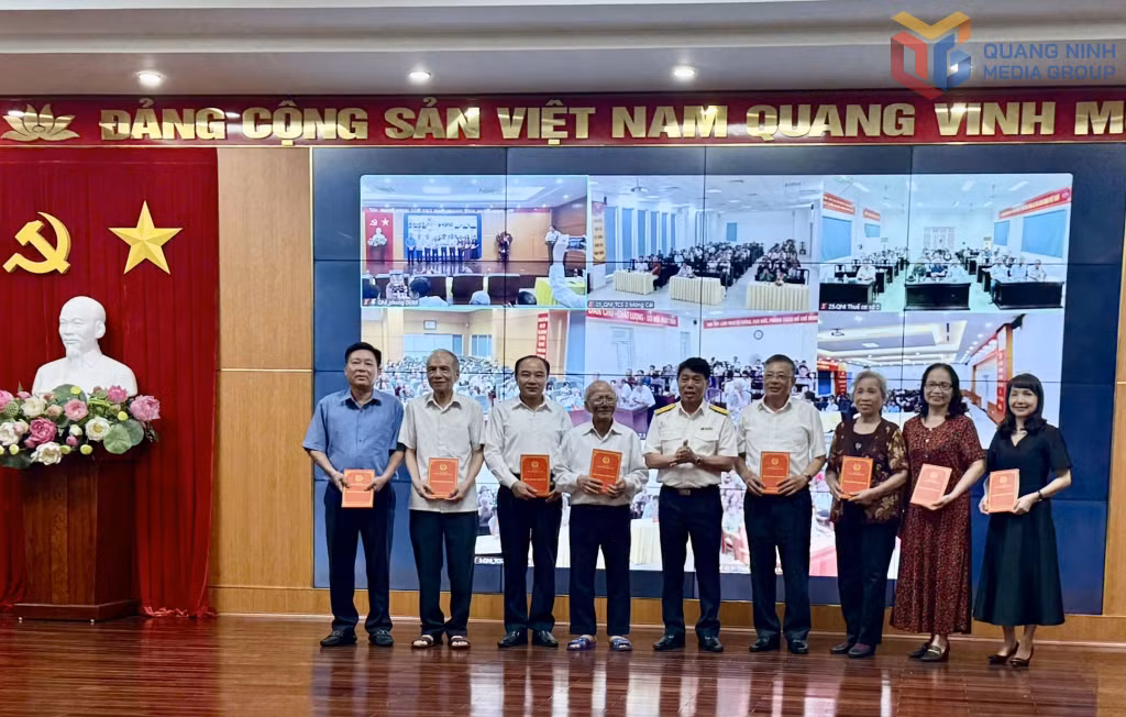 Lãnh đạo Thuế tỉnh Quảng Ninh trao quà tri ân cho các đồng chí nguyên là lãnh đạo Cục Thuế tỉnh Quảng Ninh trước kia.