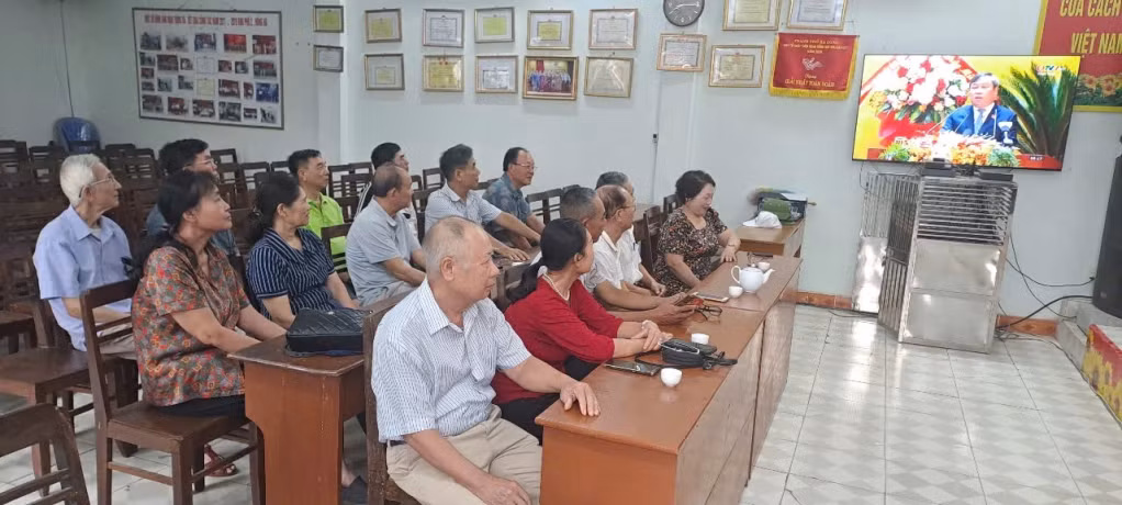 Nhân dân khu Hồng Hà 2, phường Hạ Long, theo dõi phiên khai mạc Đại hội tại nhà văn hóa khu.