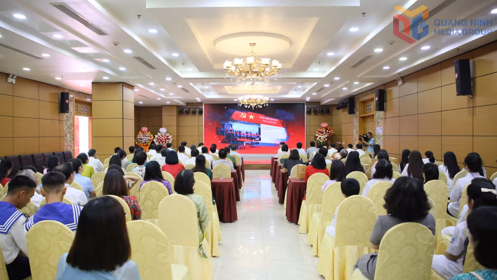 Quang cảnh lễ ra mắt chuyên trang điện tử Đại hội Đảng, cuốn sách “Người Quảng Ninh ra trận” và ấn phẩm đặc biệt “Đột phá và Phát triển” chào mừng Đại hội Đại biểu Đảng bộ tỉnh Quảng Ninh lần thứ XVI.