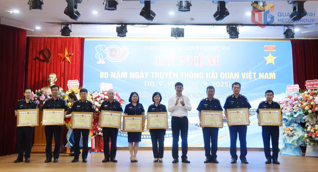 Đồng chí Nguyễn Văn Công, Phó Chủ tịch UBND tỉnh, tặng Bằng khen của UBND tỉnh cho các tập thể và cá nhân có thành tích xuất sắc.