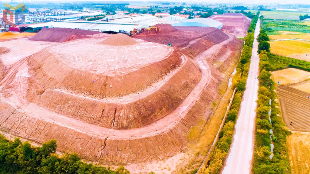 Một mỏ đất sét ở Bình Khê đã được khai thác.