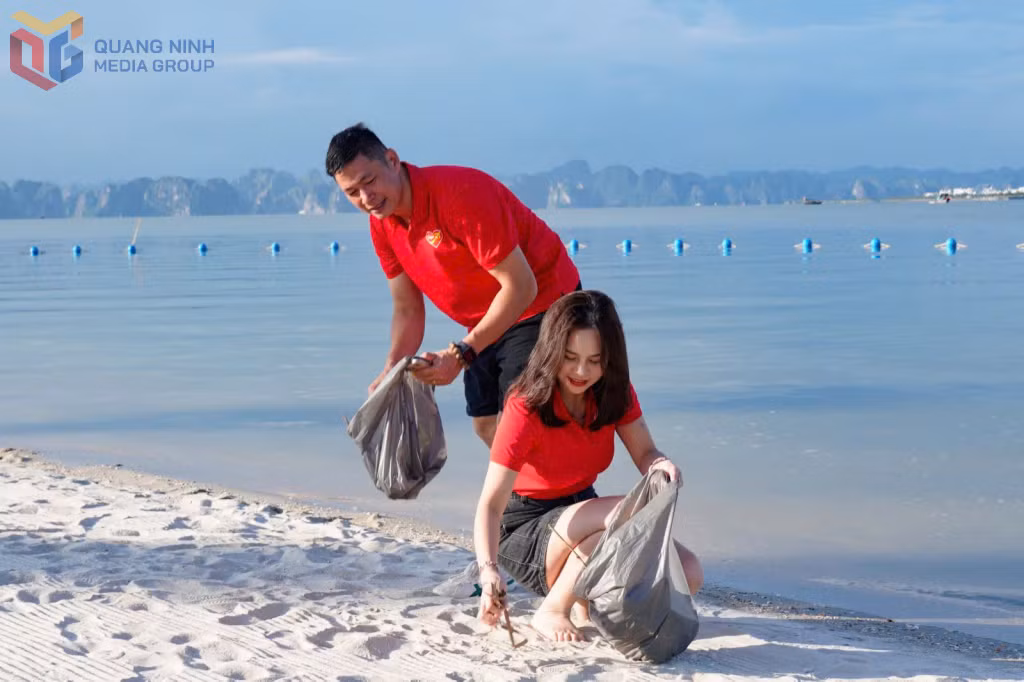 Các vận động viên thu gom rác làm sạch bờ Vịnh Hạ Long.