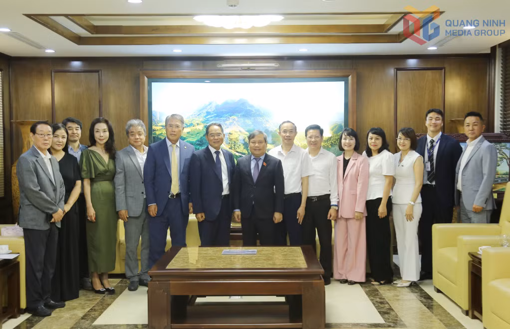 Đồng chí Bí thư Tỉnh ủy chụp ảnh lưu niệm cùng với nguyên Đại sứ Hàn Quốc tại Việt Nam và đoàn công tác.