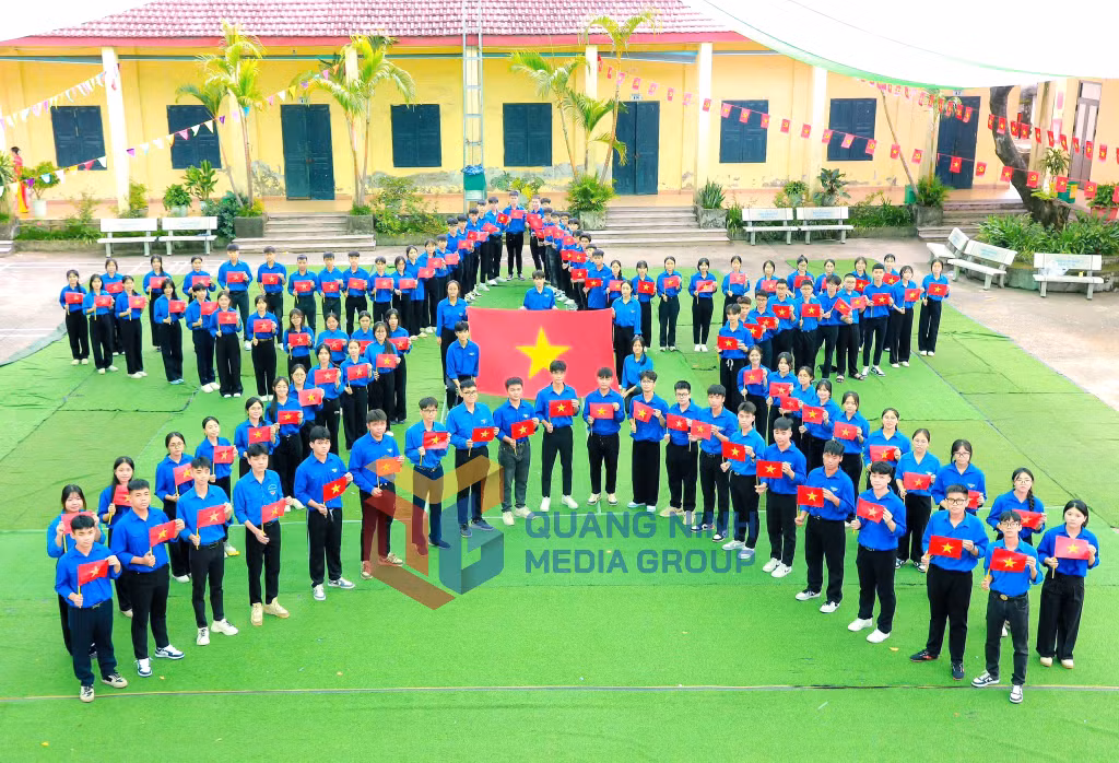 Đoàn Thanh niên phường Mông Dương chào mừng kỷ niệm 80 năm Cách mạng Tháng Tám thành công và Quốc khánh 2-9. Ảnh: Đơn vị cung cấp