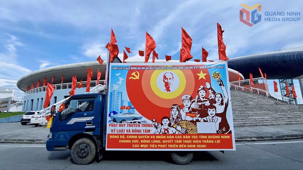 Xe tuyên truyền mang theo tranh cổ vũ, động viên các tầng lớp nhân dân tin tưởng, tự hào thi đua thực hiện các mục tiêu phát triển kinh tế - xã hội, đảm bảo quốc phòng - an ninh và các nghị quyết đại hội Đảng các cấp.