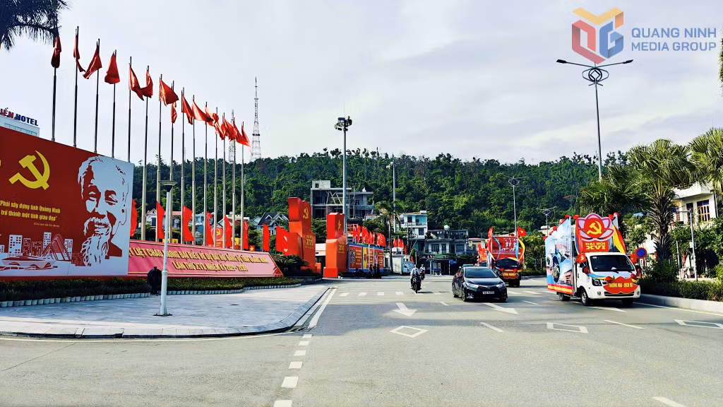 Đoàn xe đi qua khu vực Trung tâm tổ chức hội nghị tỉnh - nơi diễn ra Đại hội đại biểu Đảng bộ tỉnh Quảng Ninh lần thứ XVI, nhiệm kỳ 2025 – 2030.
