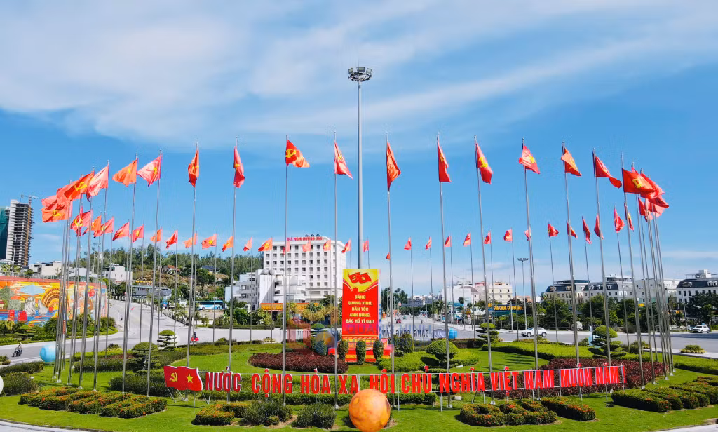 Quảng Ninh rực rỡ cờ, hoa chào mừng Đại hội Đảng bộ tỉnh lần thứ XVI, nhiệm kỳ 2025 - 2030. Ảnh: Thanh Hải