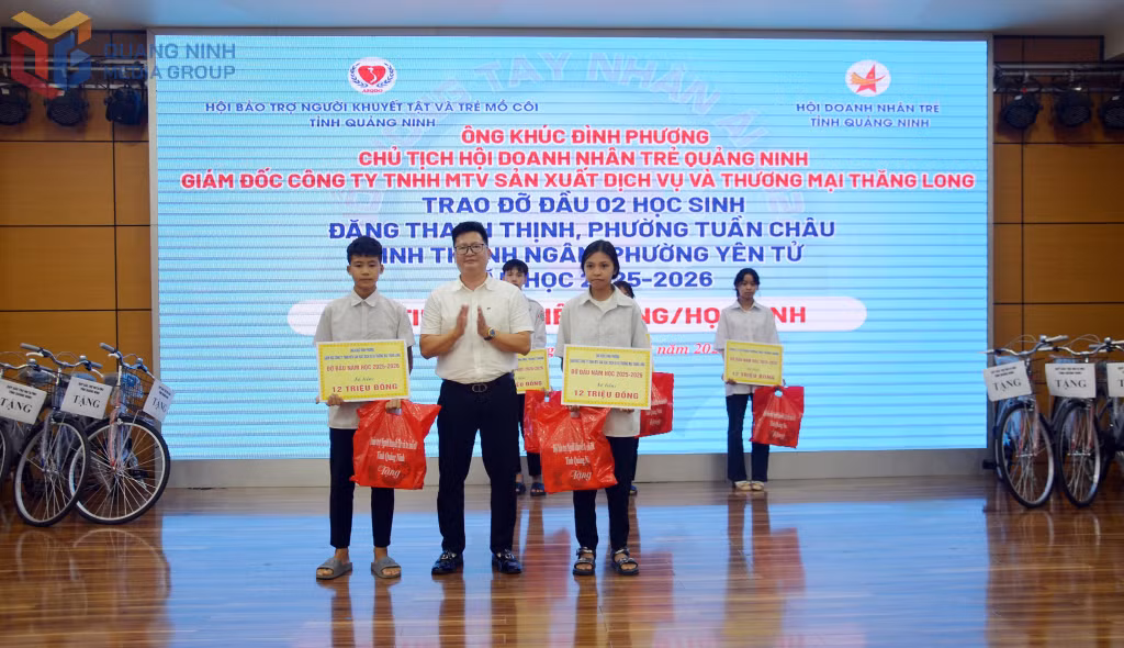 Chủ tịch Hội Doanh nhân trẻ tỉnh Quảng Ninh Khúc Đình Phương trao đỡ đầu cho các học sinh mồ côi, học sinh khuyết tật có hoàn cảnh khó khăn.