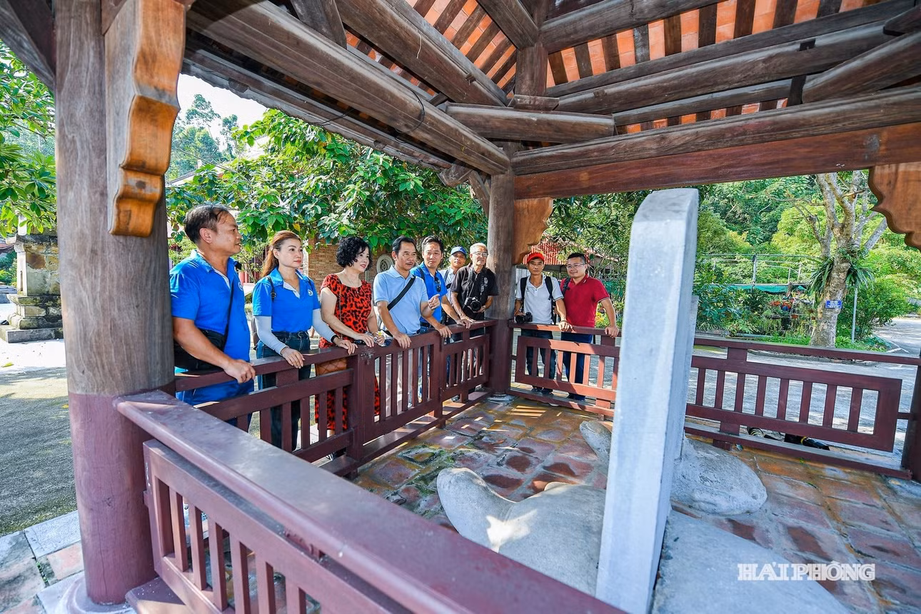 Du khách chiêm ngưỡng bảo vật quốc gia tại chùa Thanh Mai - 1 trong 5 di tích thuộc di sản trên đất Hải Phòng. Ảnh THÀNH CHUNG