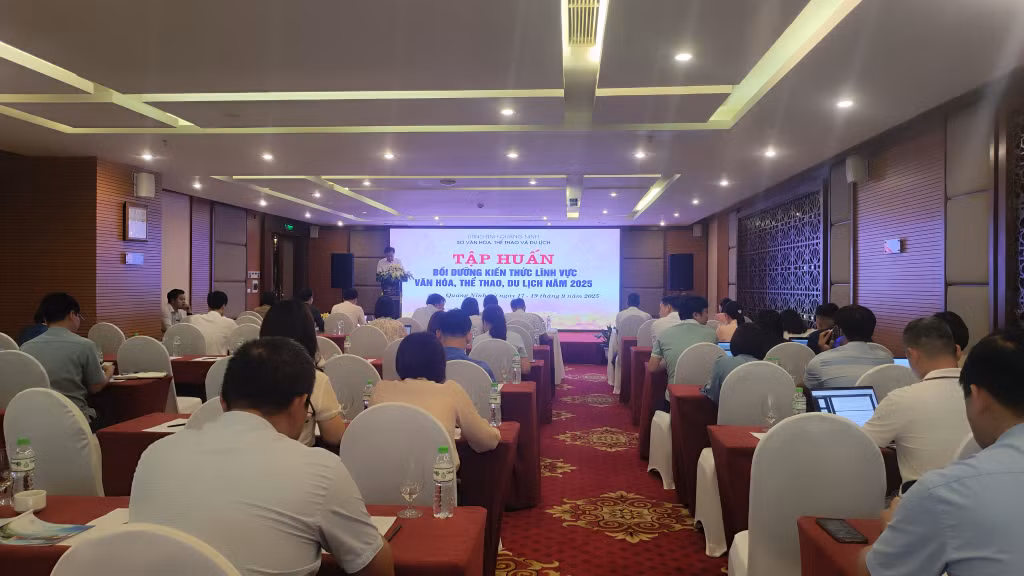 Lớp tập huấn ứng dụng AI trong hoạt động kinh doanh du lịch trên địa bàn tỉnh được tổ chức tại phường Bãi Cháy, tháng 8/2025.