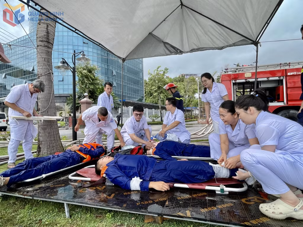 Lực lượng y tế sơ cứu tại chỗ cho người bị thương do đám cháy.