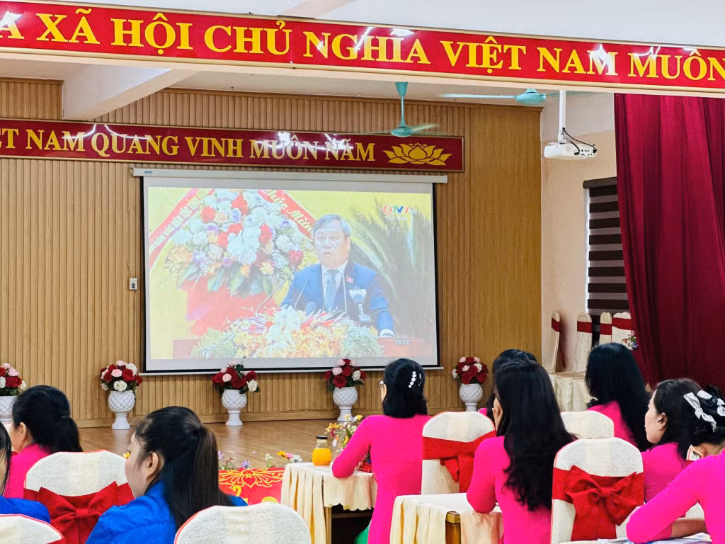 Trường Mầm non Hoa Hồng, phường Hạ Long, cũng tổ chức cho cán bộ, giáo viên theo dõi Đại hội.