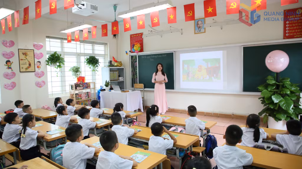Trường Tiểu học Hạ Long tích cực ứng dụng trí tuệ nhân tạo vào việc thiết kế các bài giảng, phục vụ hiệu quả việc dạy học của giáo viên và làm sinh động bài học, tạo hứng thú cho học sinh.