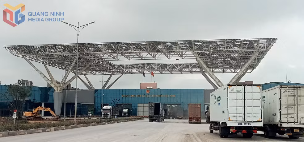 Hoạt động XNK tại Lối thông quan cầu Bắc Luân II (TP Móng Cái).