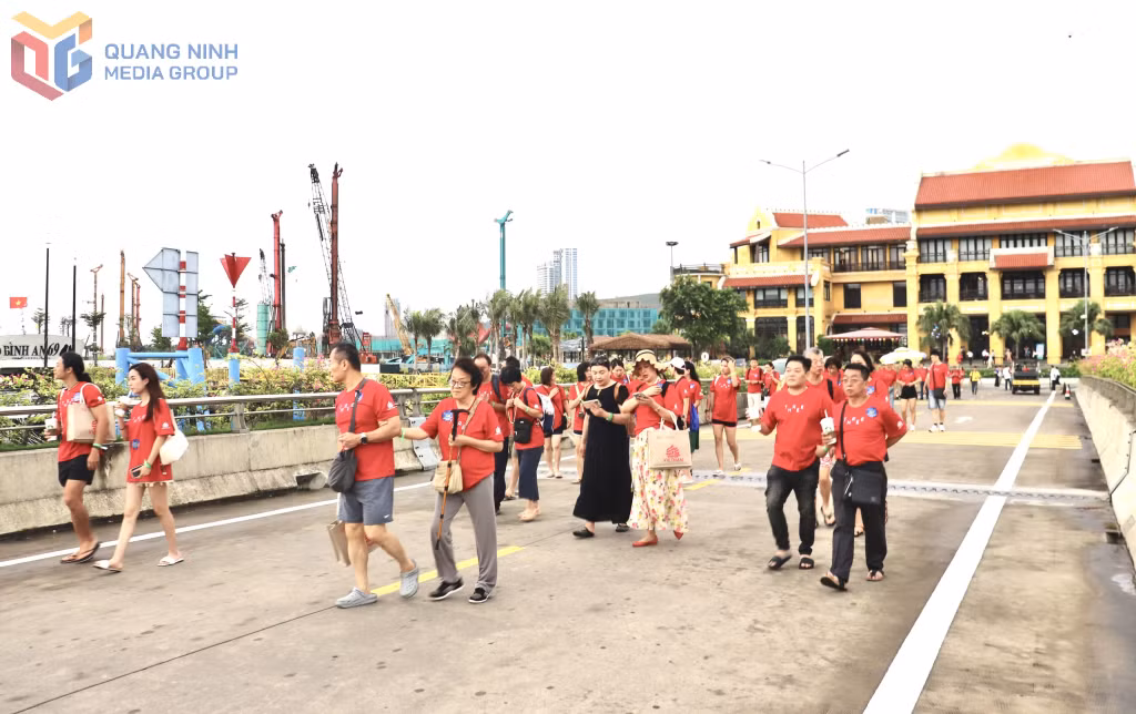 Đoàn khách MICE quốc tế tham quan Vịnh Hạ Long từ Cảng tàu khách quốc tế Hạ Long.