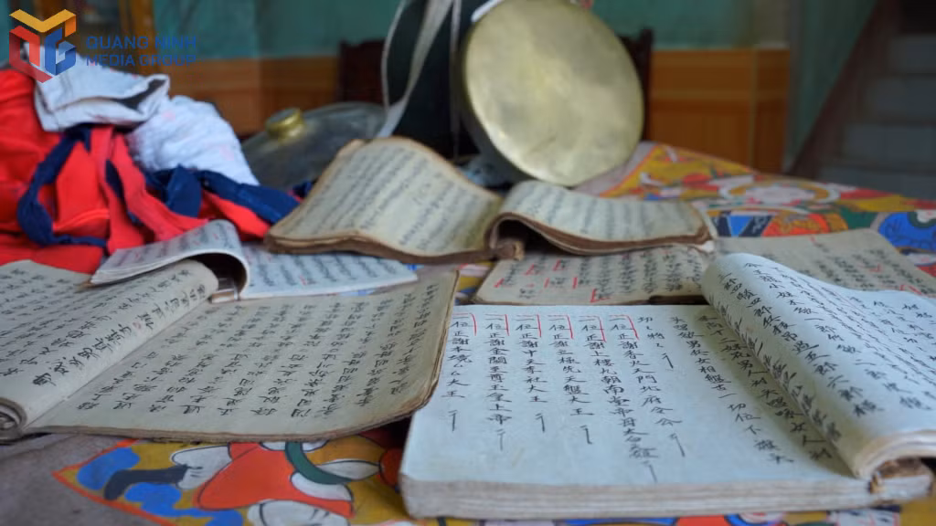 Sách cúng của nghệ nhân Đặng Văn Sơn.