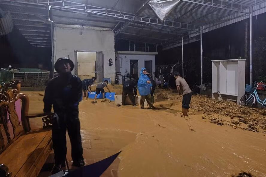Lực lượng chức năng xã Phú Khê đang hỗ trợ người dân khắc phục hậu quả mưa bão. Ảnh: UBND xã Phú Khê.