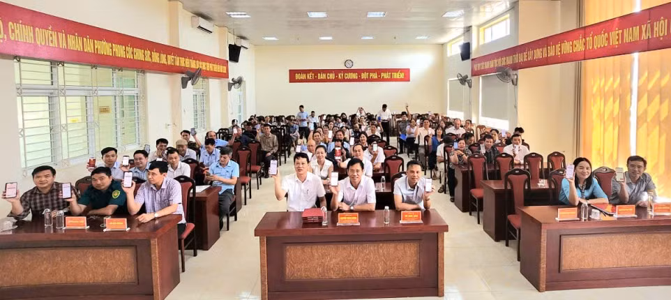 Các đại biểu ủng hộ nhân dân Cuba qua tài khoản của TW Hội Chữ Thập đỏ Việt Nam.