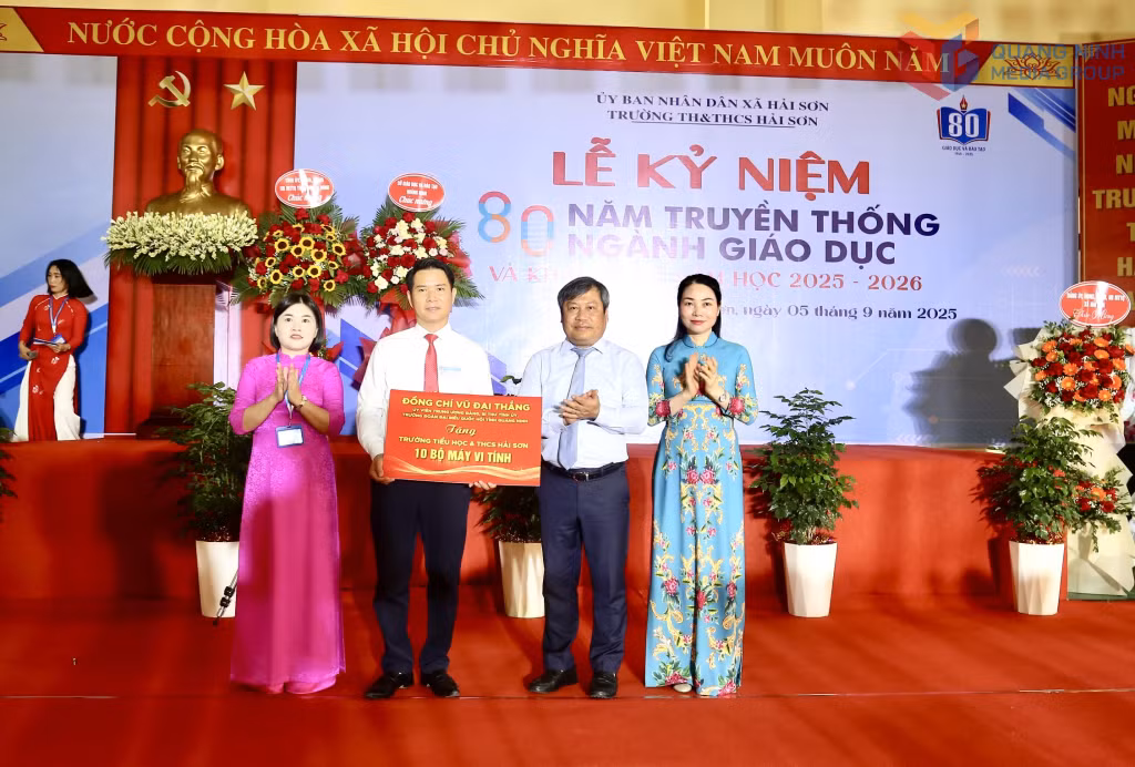Đồng chí Bí thư Tỉnh ủy tặng Trưởng TH&THCS Hải Sơn 10 bộ máy vi tính.