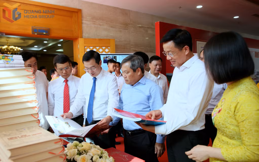 Đồng chí Vũ Đại Thắng, Ủy viên BCH Trung ương Đảng, Bí thư Tỉnh ủy, Trưởng Đoàn Đại biểu Quốc hội tỉnh cùng các đại biểu đọc ấn phẩm báo chí chào mừng Đại hội Đảng bộ tỉnh với chủ đề “Đột phá và Phát triển”.