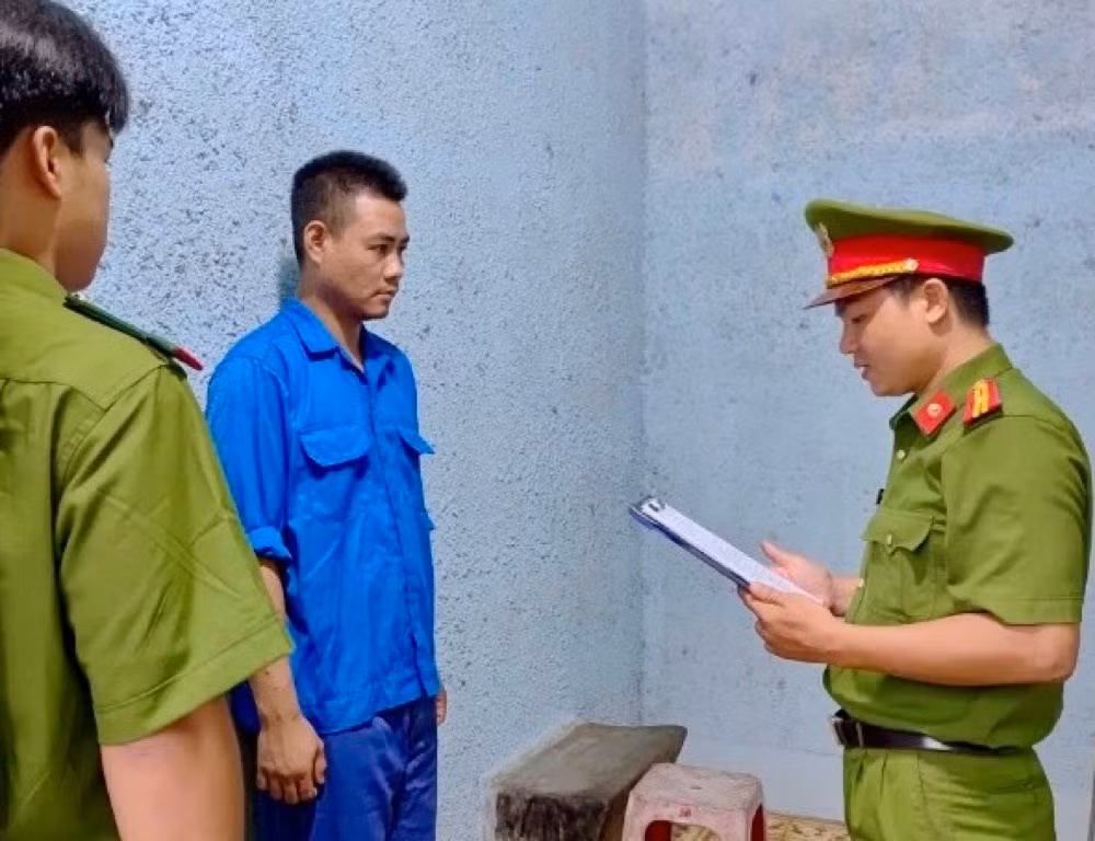 Công an đọc lệnh bắt tạm giam Nguyễn Ngọc Quang. Ảnh: Công an cung cấp