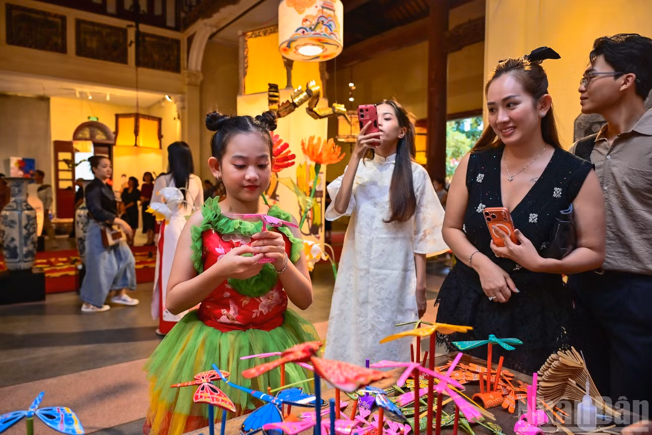 Chuồn chuồn tre cân bằng, sản phẩm truyền thống từ làng nghề Thạch Xá (Hà Nội) vẫn giữ được sự thu hút bên cạnh các đồ chơi hiện đại.