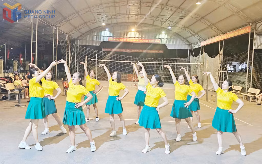 Chị Hồ Thị Mình Hoa (ngoài cùng, bên trái) chỉ dạy các chị em các động tác dân vũ.