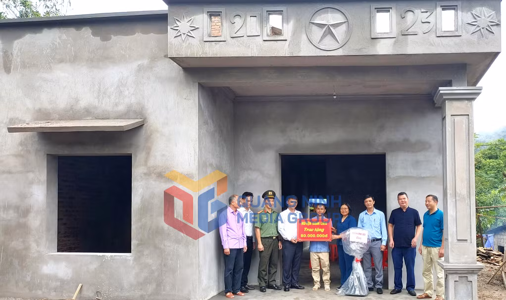 Huyện Bình Liêu trao tặng kinh phí hỗ trợ xây nhà mới cho gia đình ông Nình Văn Dảu (thôn Nà Luông, xã Vô Ngại) (10-2023). Ảnh: La Lành
