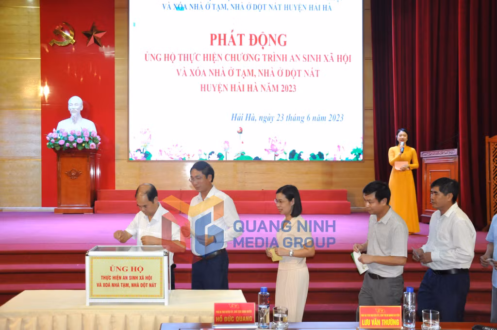 Các đồng chí lãnh đạo huyện Hải Hà ủng hộ kinh phí thực hiện chương trình an sinh xã hội và xóa nhà tạm, nhà dột nát huyện Hải Hà năm 2023. Ảnh: Hữu Việt