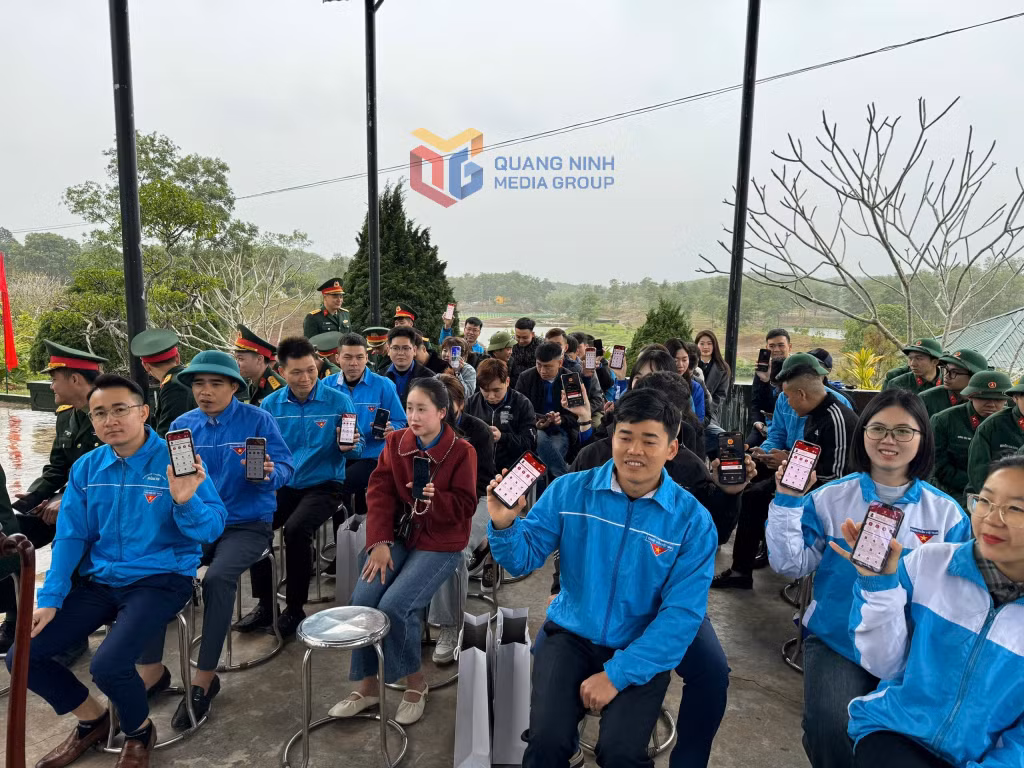 Đoàn viên Thuế cơ sở 7 tỉnh Quảng Ninh hướng dẫn các cán bộ, đoàn viên, thanh niên các xã cài đặt ứng dụng eTax Mobile để phối hợp triển khai đến người dân