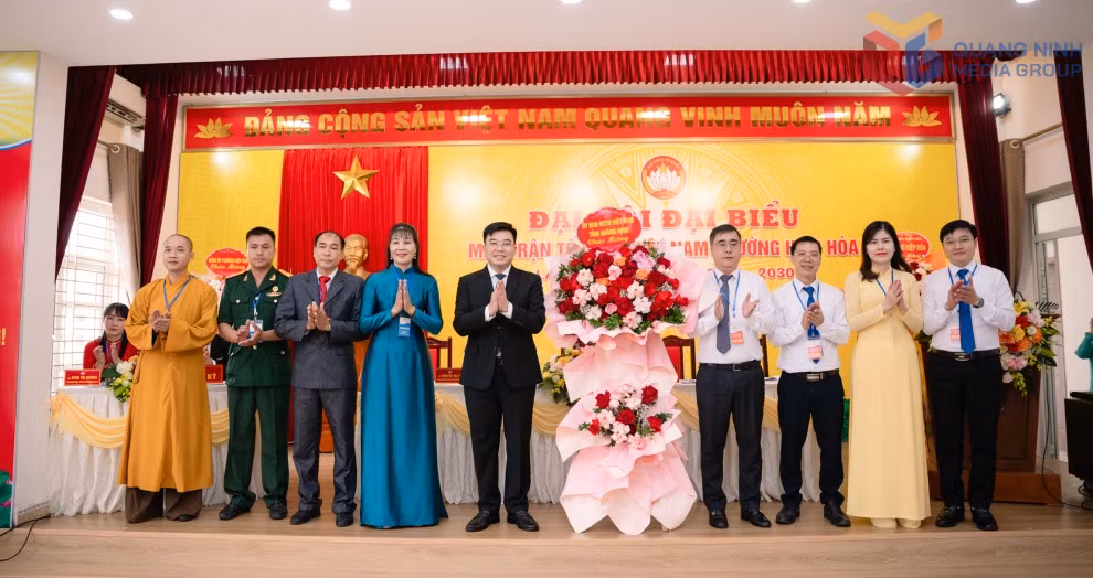 Đồng chí Nguyễn Chí Thành, Ủy viên Ban Thường vụ Tỉnh ủy, Phó Chủ tịch Thường trực Ủy ban MTTQ tỉnh tặng hoa chúc mừng Đại hội.