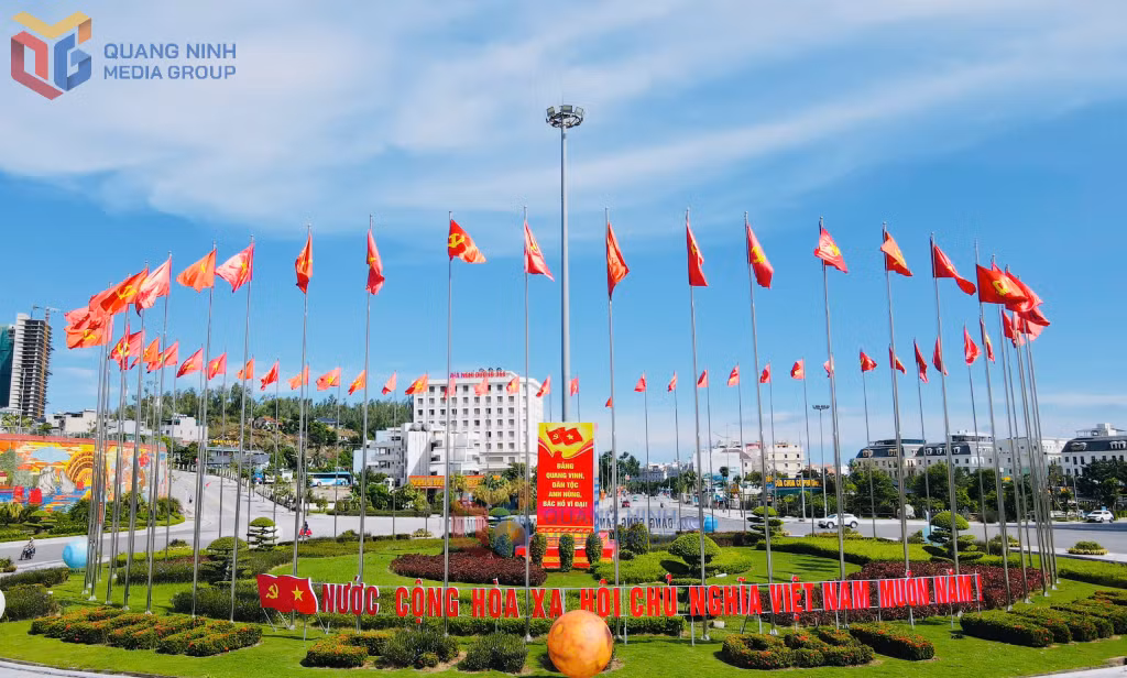 Các cửa ngõ, vòng xuyến, nút giao thông trên địa bàn tỉnh đều ngập trong sắc đỏ của cờ hoa. Ảnh: Thanh Hải