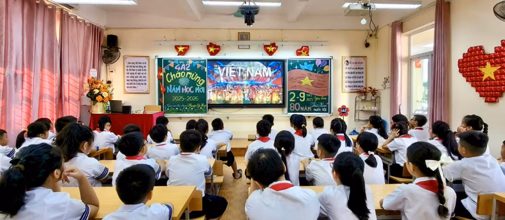 Các em học sinh cùng các thầy cô giáo dự Lễ khai giảng trực tuyến toàn quốc và Lễ Kỷ niệm 80 năm thành lập Bộ Quốc gia Giáo dục, nay là Bộ Giáo dục và Đào tạo.