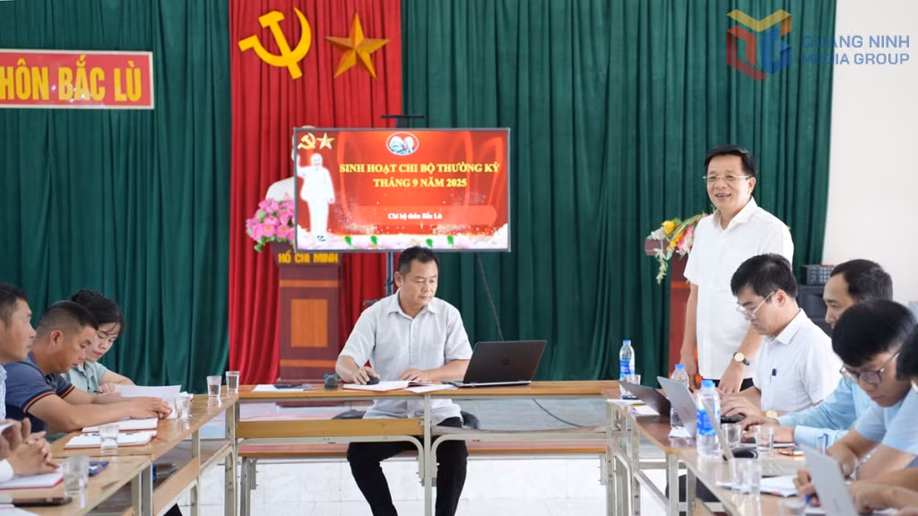 Đồng chí Nguyễn Văn Hồi, Ủy viên Ban Thường vụ Tỉnh ủy, Chủ tịch Ủy ban MTTQ tỉnh, phát biểu tại buổi sinh hoạt Chi bộ thôn Bắc Lù, xã Điền Xá.