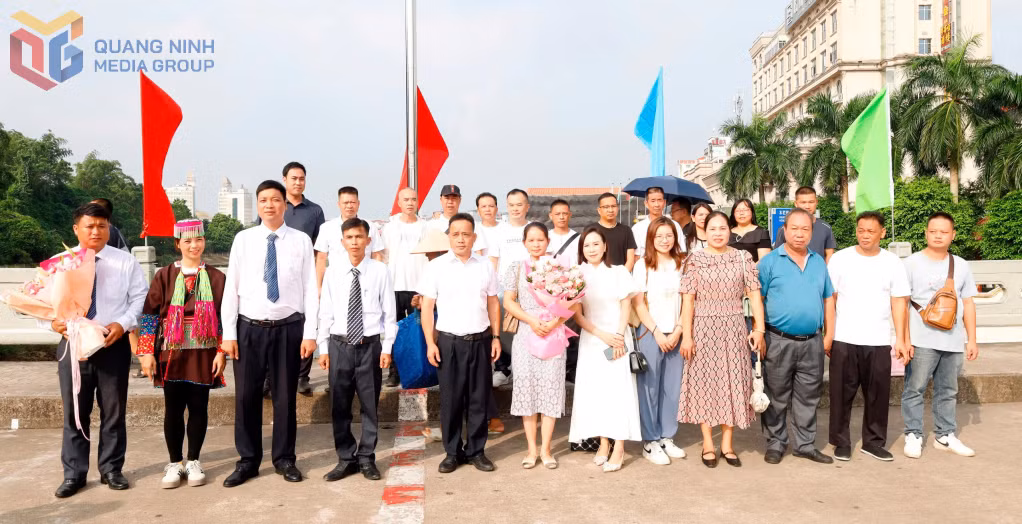 Đại diện thôn Pò Hèn (Việt Nam) đón đoàn đại biểu thôn Thán Sản (Trung Quốc) tại cửa khẩu quốc tế Móng Cái. Ảnh: Hữu Việt