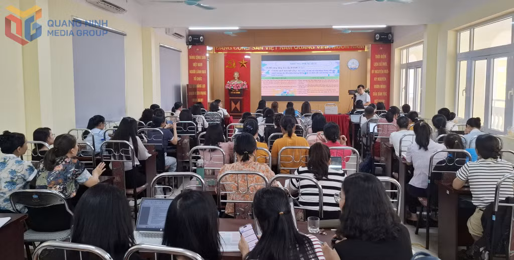 BHXH tỉnh phối hợp với Sở GD&ĐT tổ chức tuyên truyền, phổ biến và đối thoại về Luật BHXH số 41/2024/QH15 cho giáo viên đang giảng dạy môn Kinh tế - Pháp luật tại các trường THPT trên địa bàn toàn tỉnh, tháng 8/2025.