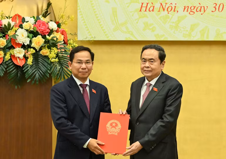 Chủ tịch Quốc hội Trần Thanh Mẫn trao Quyết định cho đồng chí Lê Quang Mạnh.