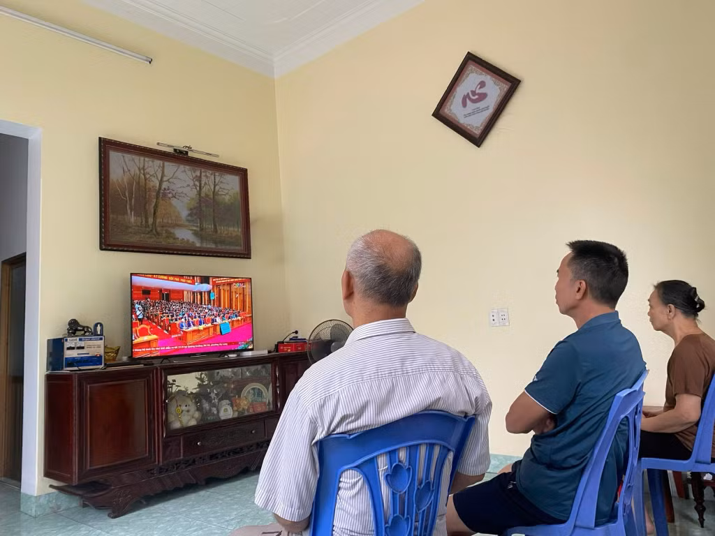 Các cán bộ hưu trí chăm chú theo dõi tường thuật khai mạc Đại hội.