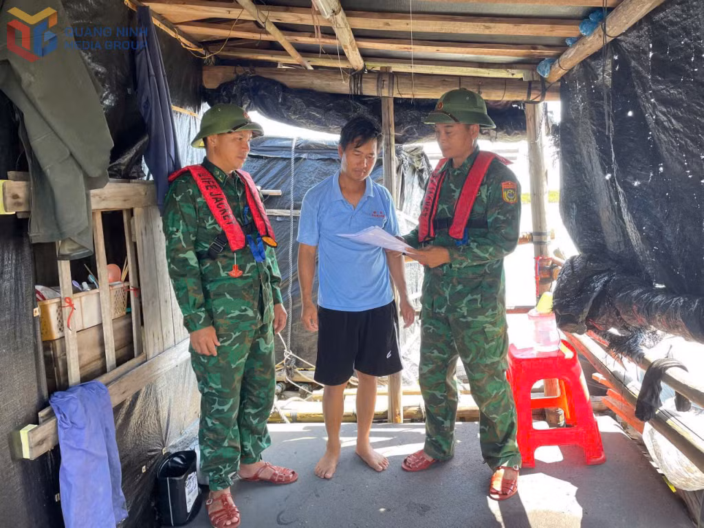 Đồn Biên phòng Trà Cổ tuyên truyền ngư dân và các phương tiện thủy nội địa phòng chống bão số 9.