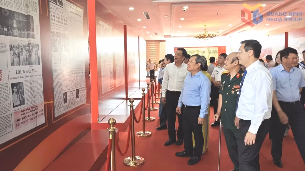 Bên cạnh các ấn phẩm đặc biệt, Báo và Phát thanh, Truyền hình Quảng Ninh còn tổ chức không gian trưng bày các ấn phẩm báo chí viết về các kỳ Đại hội Đảng bộ tỉnh Quảng Ninh từ Đại hội I (năm 1969) đến nay.