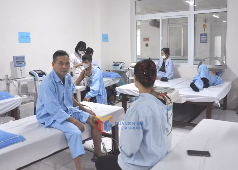 Nghị quyết số 21/2021/NQ-HĐND của HĐND tỉnh về hỗ trợ 100% kinh phí đóng BHYT cho người cao tuổi từ 70 đến dưới 80 tuổi giúp người cao tuổi có điều kiện đi khám, chữa bệnh khi ốm, đau. (Trong ảnh: Bệnh nhân điều trị tại Bệnh viện Lão khoa và Phục hồi chức năng tỉnh)