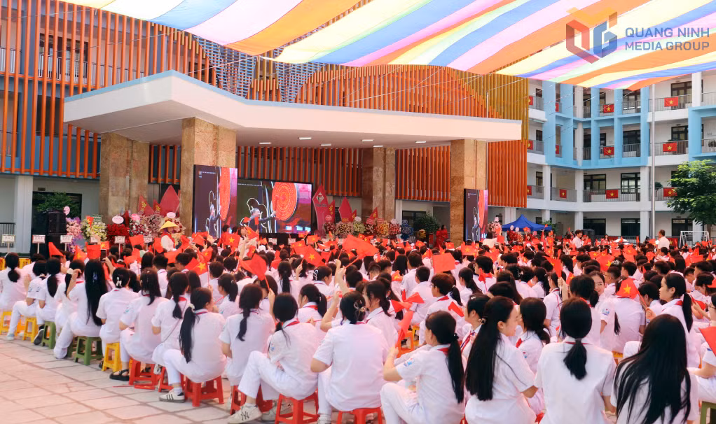 Thầy và trò Trường THCS Trọng Điểm theo dõi nghi thức gióng trống khai giảng năm học mới của Tổng Bí thư Tô Lâm.