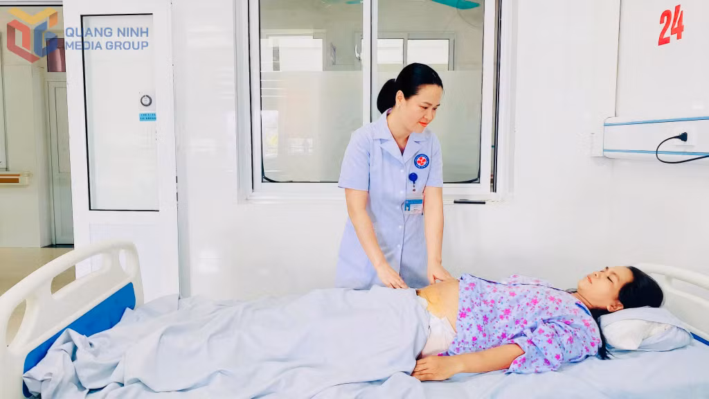 Bác sĩ Trung tâm Y tế Tiên Yên chăm sóc sức khỏe phụ nữ sau sinh mổ.
